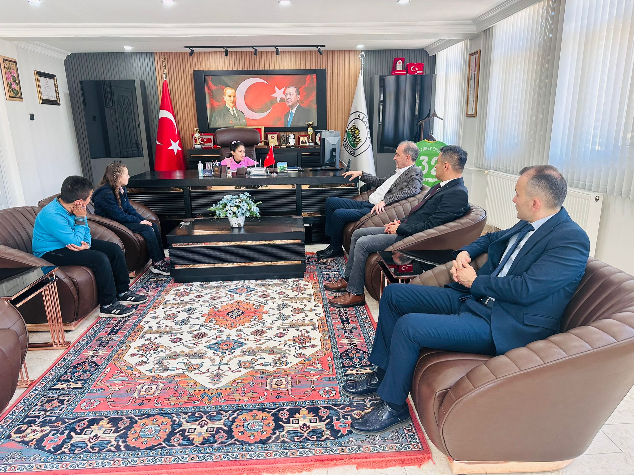 Atabey Belediye Başkanımız Serdar Pehlivan 23 Nisan Ulusal Egemenlik ve Çocuk Bayramı Kapsamında Çocuklarla Bir Araya Geldi ve Bayram Mesajını İletti.