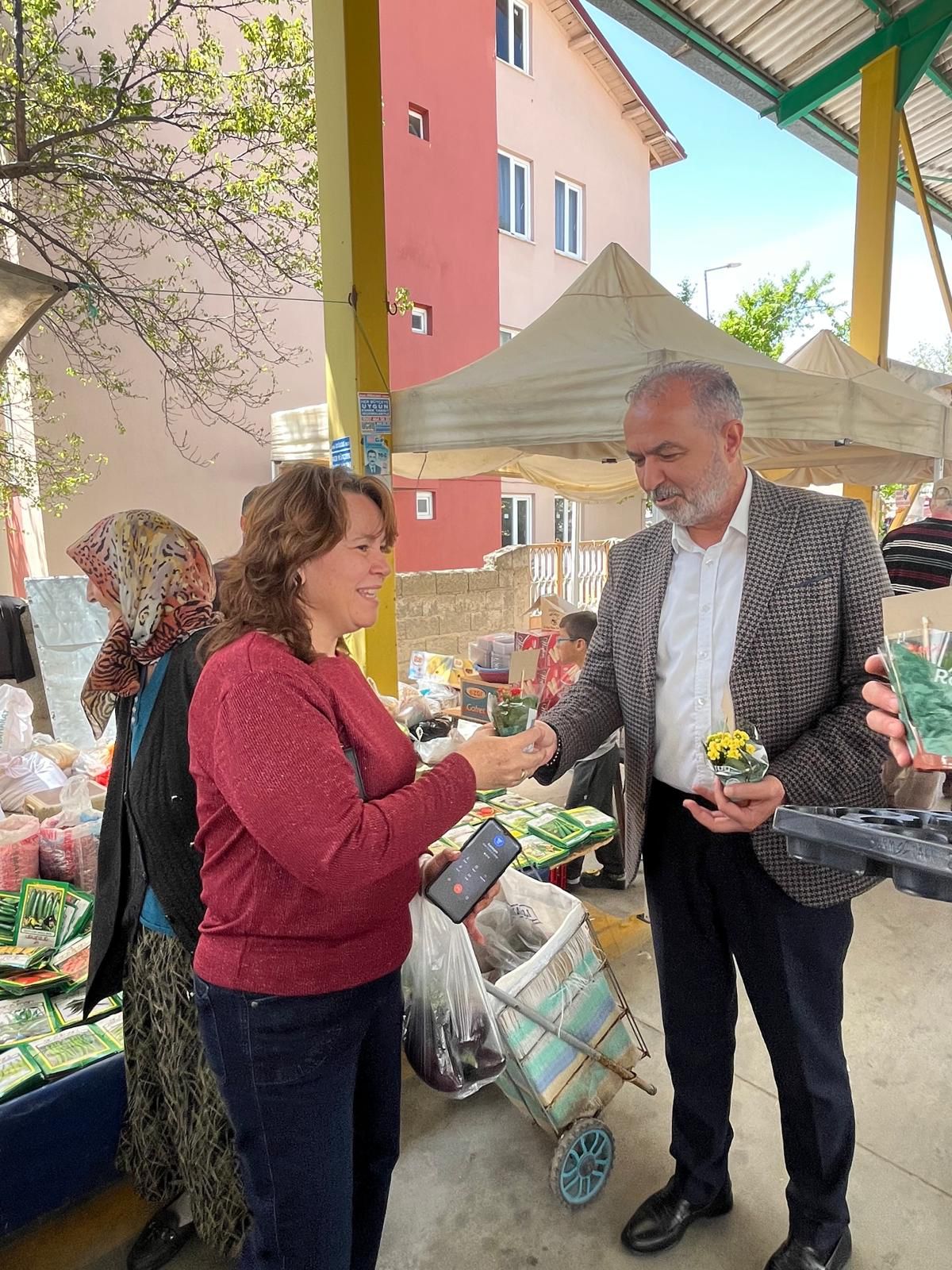Göreve geldiği ilk günden itibaren “tevazu ve samimiyet” ile yönetim anlayışını benimseyen Atabey Belediye Başkanı Serdar Pehlivan, Anneler Günü dolayısıyla Atabeyli anneleri unutmadı.